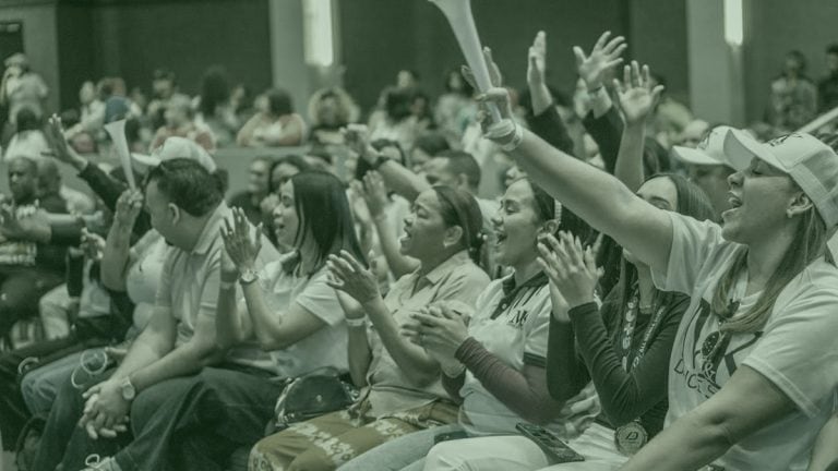 7 effective tips for how to build an audience online - photo of a loyal audience eager to question the speaker