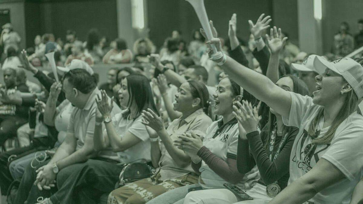 7 effective tips for how to build an audience online - photo of a loyal audience eager to question the speaker
